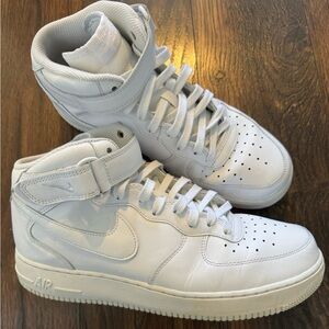 Air Force 1s size 11,